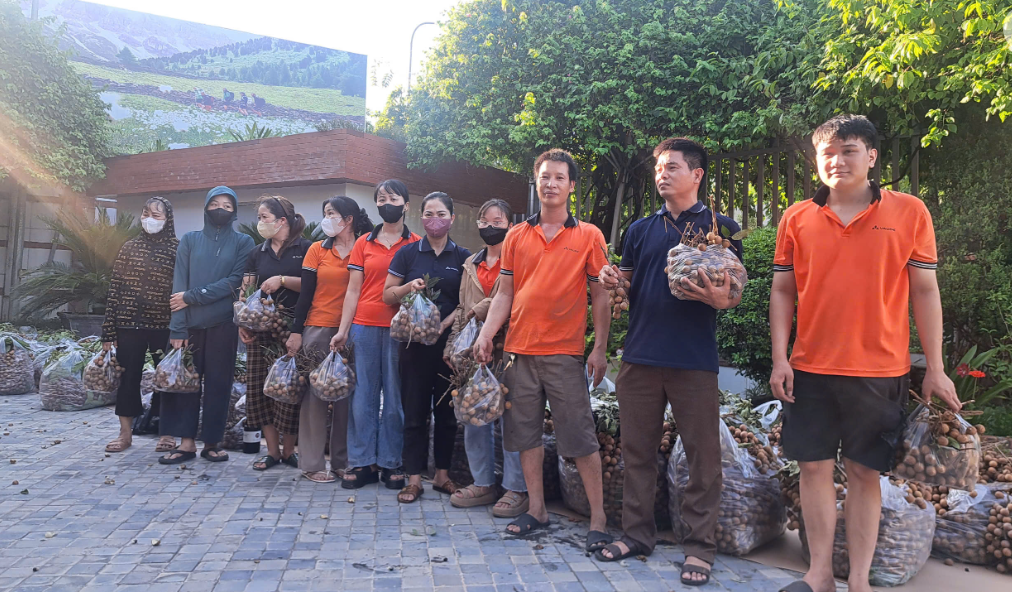 Tặng nhãn cho CBCNV